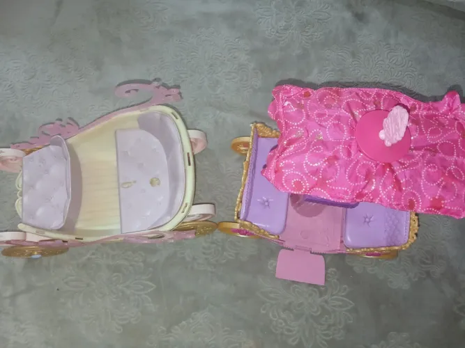 Lote duas carruagens barbie princesa e blebeia e escola de princesas