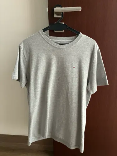 Camiseta tommy Hilfiger cinza , perfeito estado, P