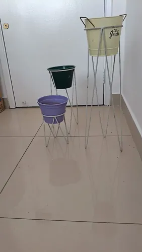 Vasos e suportes metálicos