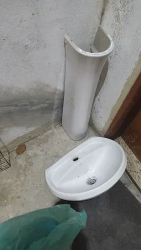 Conjunto de banheiro branco