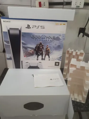 Caixa completa do PS5 com berço e manual
