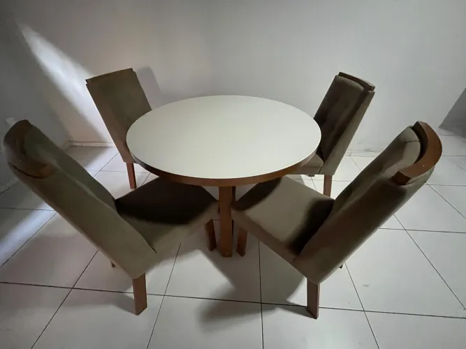 VENDO MESA REDONDA COM 4 CADEIRAS