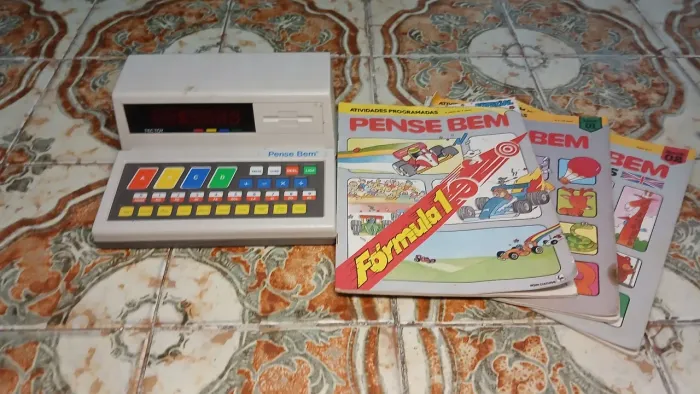 Brinquedo Pense bem, junto com 3 livros originais