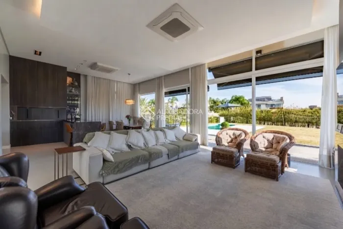 Casa Exclusiva no Terra Ville | 4 Suítes, Piscina e Amplo Jardim