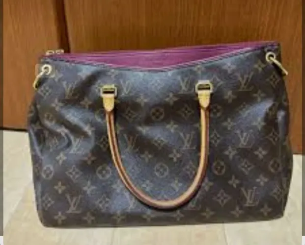 Bolsa Louis vurton o couro está intacto sem rasgos só as ferragens que desbotou um pouco