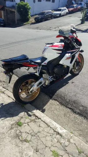 Vendo CBR 1000 RR ano 2007 com manual e chave reserva
