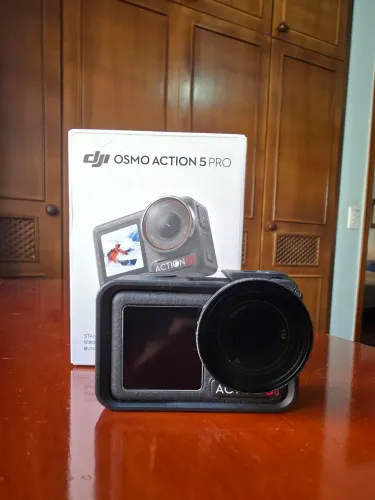 DJI Osmo Action 5 Pro - Com acessórios.