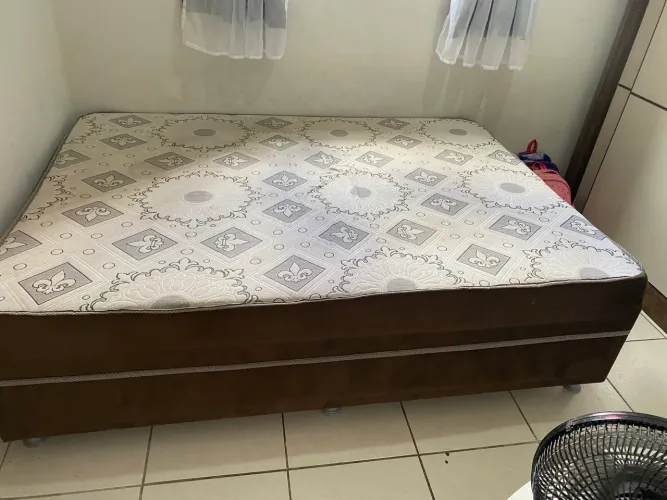 Cama box, colchão macio 