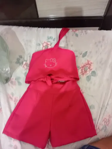 Vende-se um conjunto infantil feminina da cor rosa