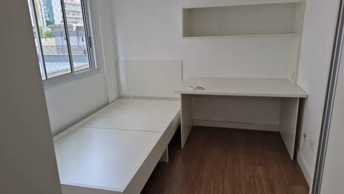 Mesa com Nicho e lâmpada LED embutida no móvel