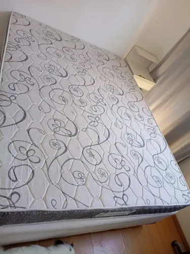 Vendo cama box, colchão de molas. Colchão de quarto de visitas, usado pouquíssimas vezes