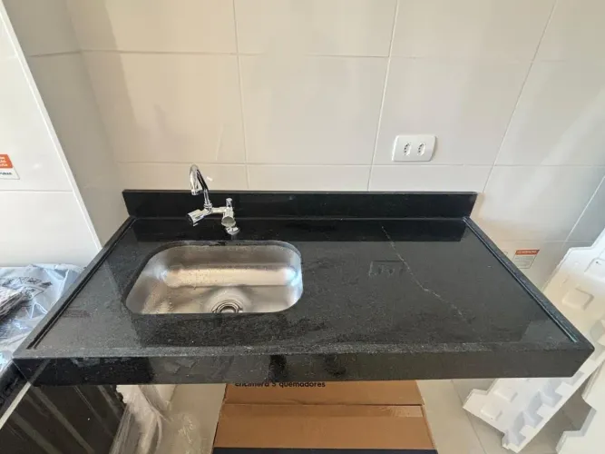 BANCADA EM GRANITO COM CUBA PARA COZINHA E TANQUE