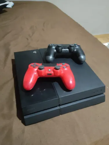Playstation 4 Modelo Fat Europeu com 2 controles em perfeito estado! Impecável!