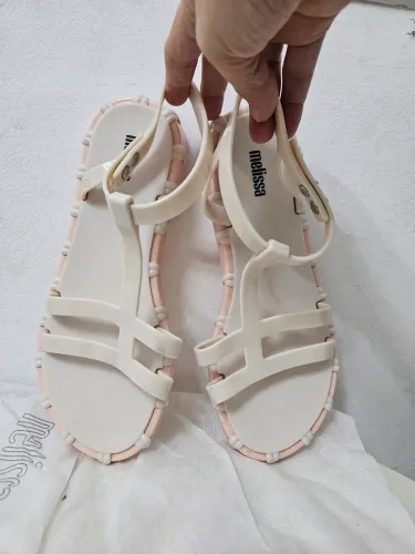 Sandálias rasteirinhas Melissa (R$60 cada)