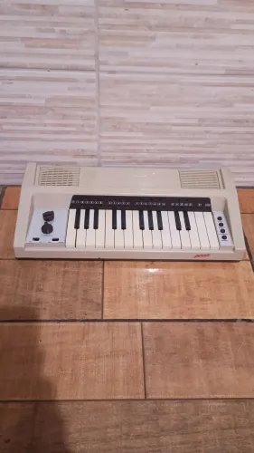 teclado de brinquedo vintage Harmony fabricado pela Trol nos anos 70 ou 80