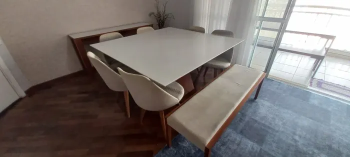 Mesa jantar quadrada off white 1.50 x 1.50, base central em madeira imbuia.