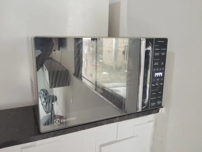 Microondas eletrolux espelhado 23L apenas 2 meses de uso