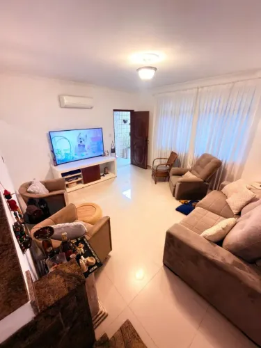 Ótimo Sobrado, 4 dormitórios, 1 suíte, muito bem localizado !