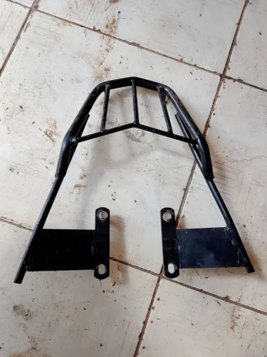 Vendo suporte para baú, TITAN 160(CHURRASQUEIRA)