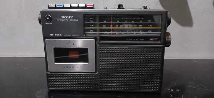 Rádio Sony antigo funcionando