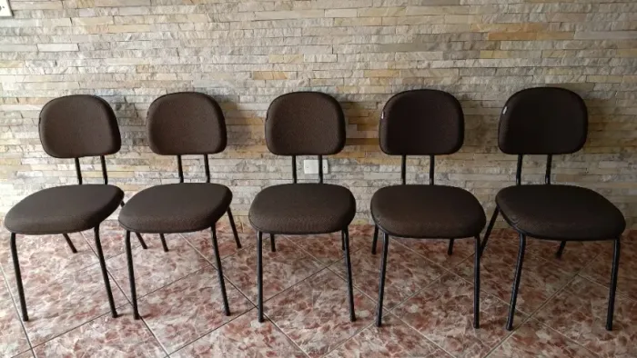 5 cadeiras secretária fixa, 4 pés, em tecido JSerrano marrom e preto, semi novas.