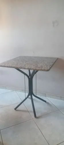 Mesa e cadeiras