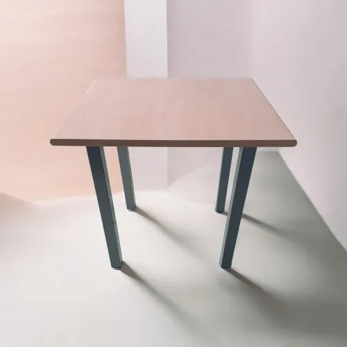 Mesa medida 90cm x 80cm resistente nunca usada