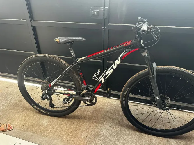 Bicicleta em excelente estado de conservação aro 29 com pneu e kit transmissão de brinde 