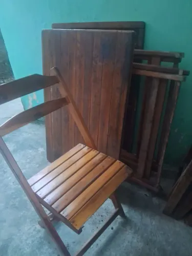Duas mesas com 4 cadeiras em cada uma toda filé vem .