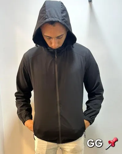 Corta vento preto
