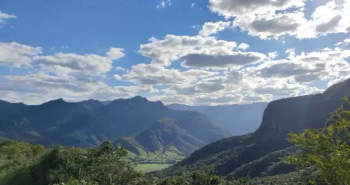 Terreno rural medindo 11,6 hectares, em meio a natureza, cercado pelas montanhas ao pé da 