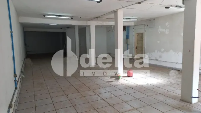 Loja disponível para venda no bairro Santa Rosa em Uberlândia-MG.