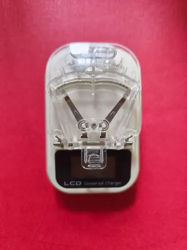 Carregador Universal de Baterias com Visor LCD e Saída USB (Modelo AA0045)