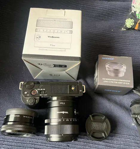 Sony ZV-E10 com acessorios e lenses