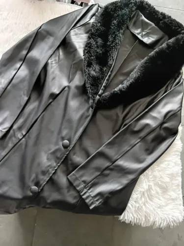 Sobretudo preto feminino em courino