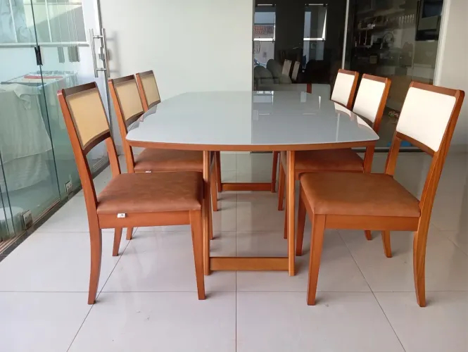 Mesa laqueada com cadeiras de madeira