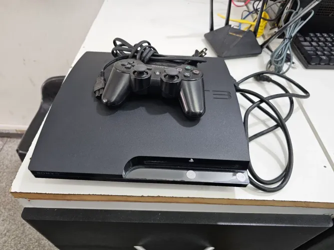 PlayStation 3 Slim em bom estado com 1 controle e os cabos 