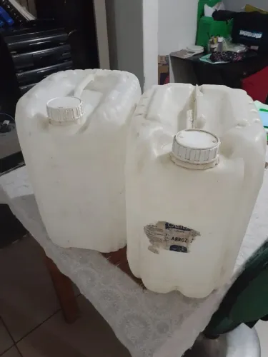 2 galao de 20 litros cada com tampa! Aceito proposta