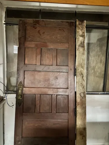 2 Portas de madeira maciça 