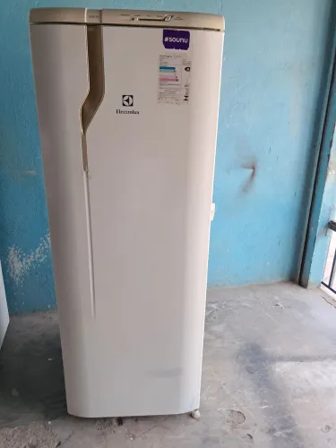 Vende-se essa geladeira simples!