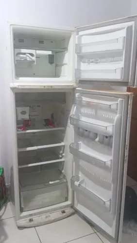 Vende se uma Geladeira Frost Free modelo 380/voltagem 110w