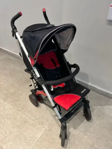 Carrinho Bebe Infanti tipo guarda chuva semi novo