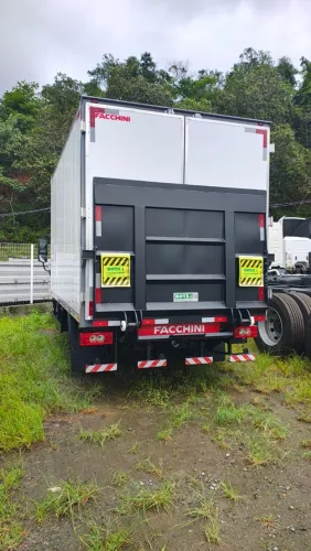 Caminhão 3/4 com plataforma elevatória rastreado