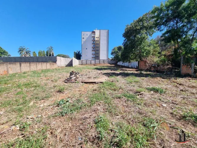 Terreno no Bairro Fabrício, 1.583 m². Próximo ao centro da cidade, a 50 metros da Av. Henr