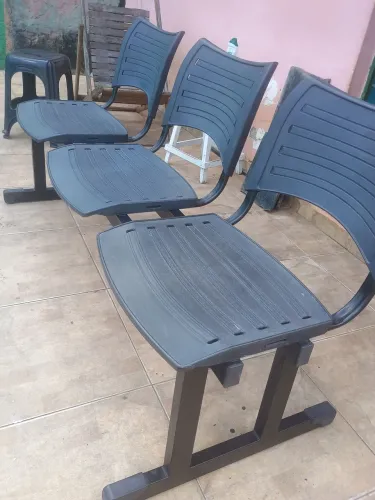 Longarina(cadeira)plástica três lugares iso pra recepção