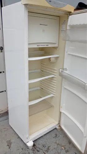 Vendo geladeira e máquina