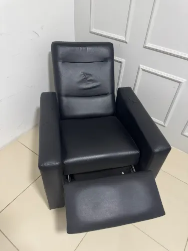 Poltrona reclinável de couro
