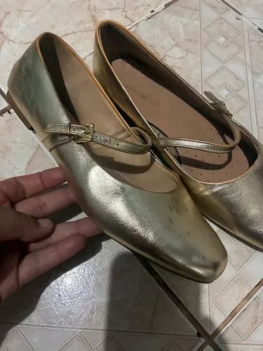 Sapatilha dourada 