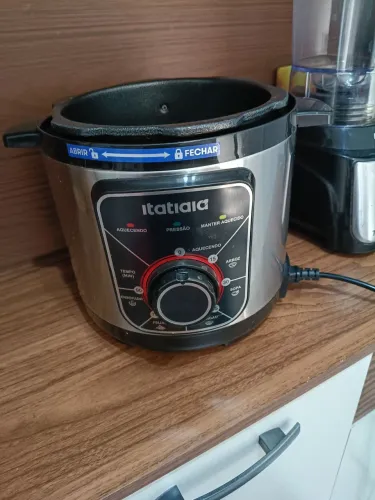 Panela elétrica 3L em ótimo estado.