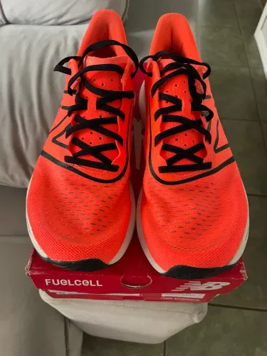 Tênis New Balance Fuelcell Rebel V3
